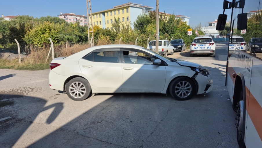 Okul yakınında belediye otobüsü ile otomobil çarpıştı: 2 öğrenci yaralandı